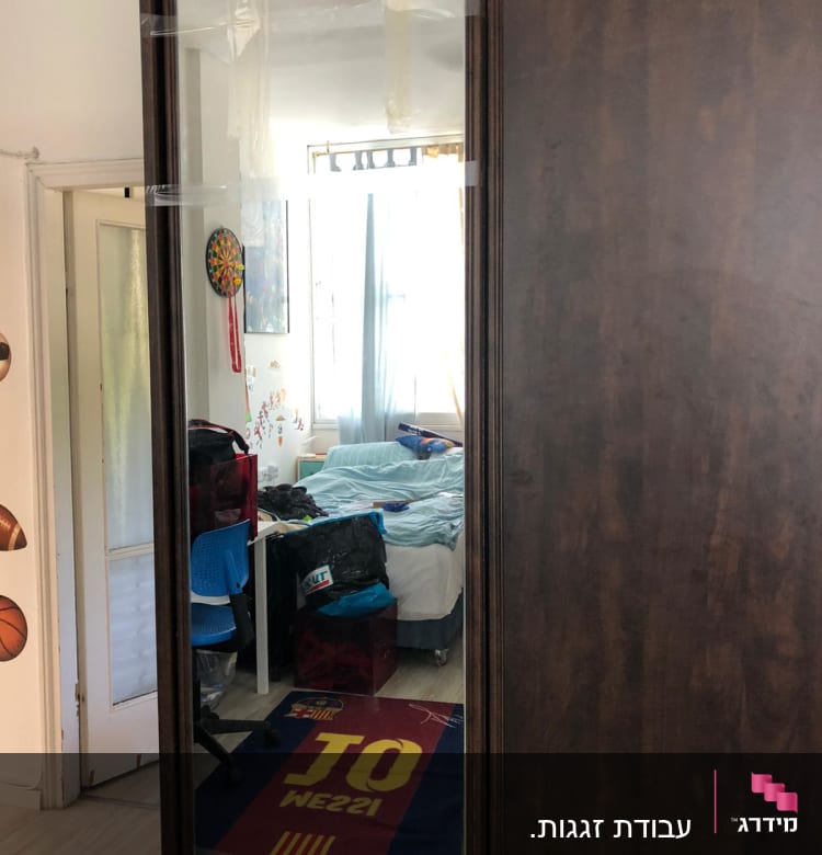 מראה גדולה על דלת ארון כהה